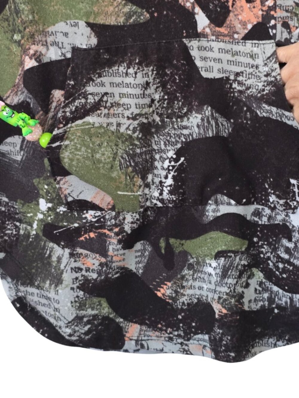 NYC Short Sleeve Pullover Camouflage & Newsprint Pattern Hoodie Shirt Size 2X - Picture 3 of 6